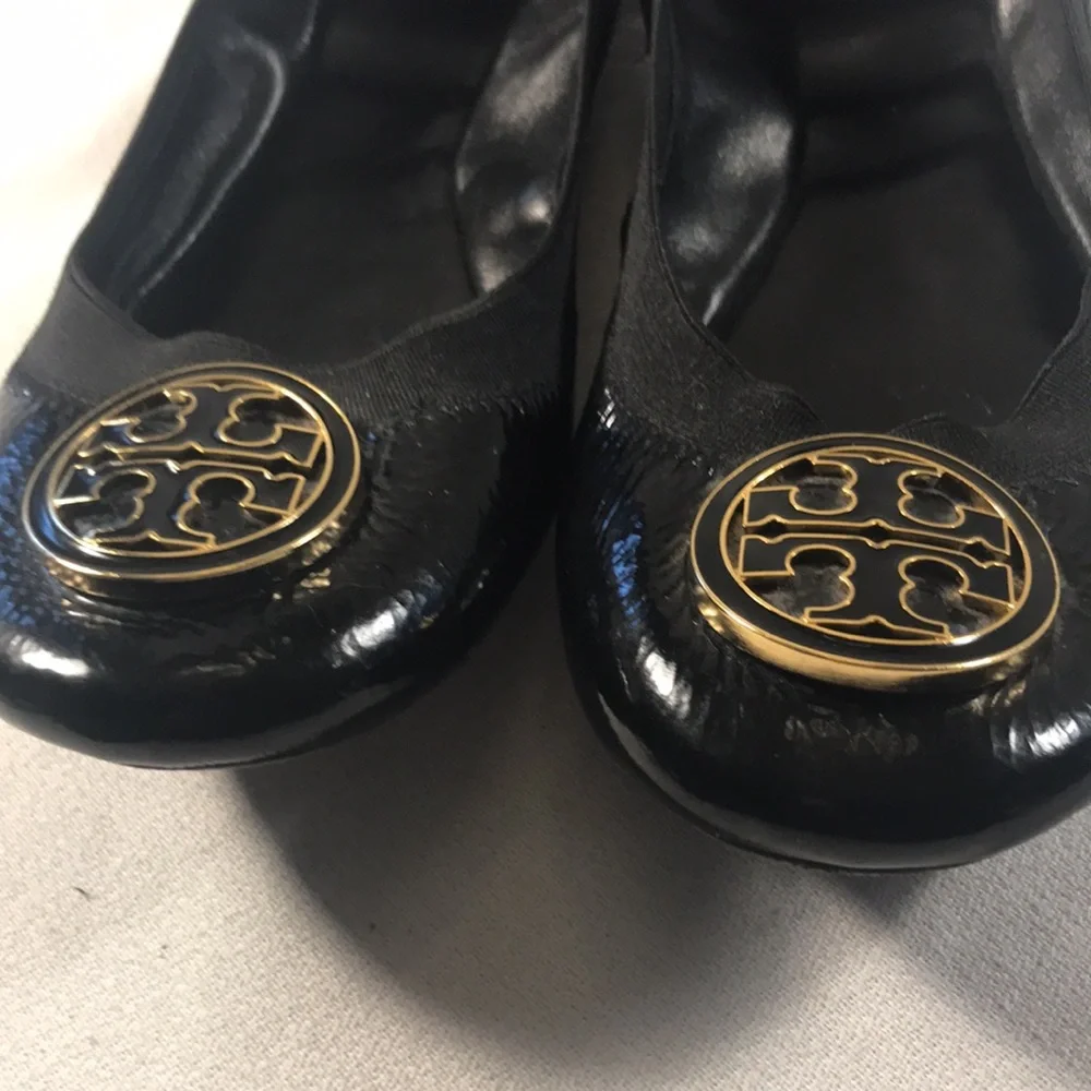 Tory Burch Caroline Women's Black Patent Leather Ballet Flats with Logo Accent